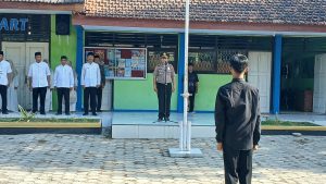 Jadi Pembina Upacara di SMAN 1 Sambit, Kapolsek Ingatkan Siswa Bahaya Kenakalan Remaja