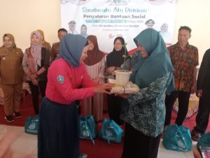 TP PKK Ponorogo Salurkan Paket Sembako di Desa Bangsalan, Sambit